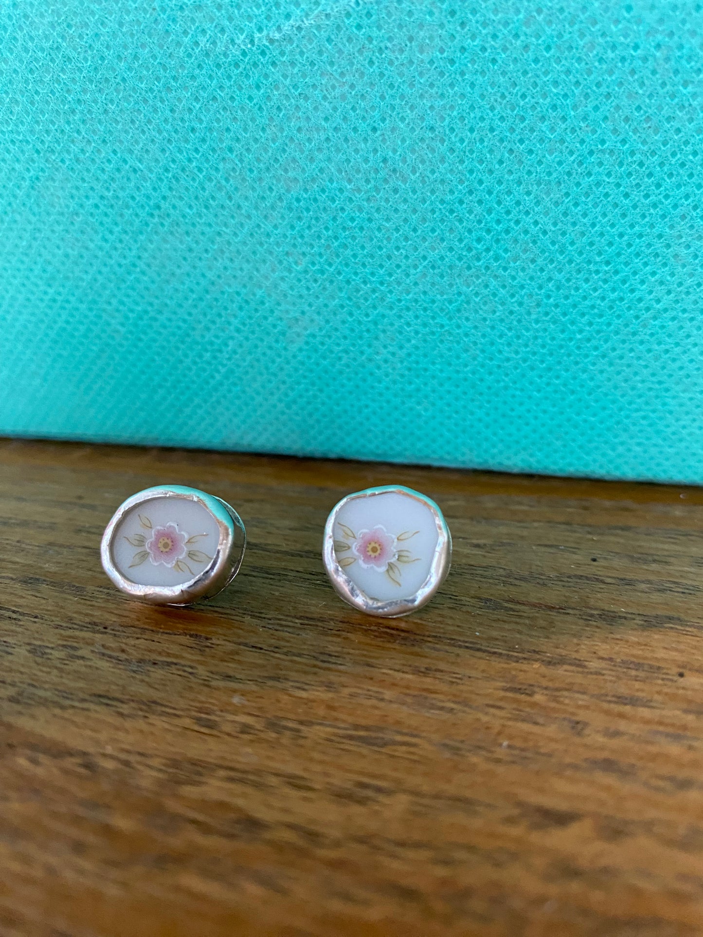 Plate piece earrings