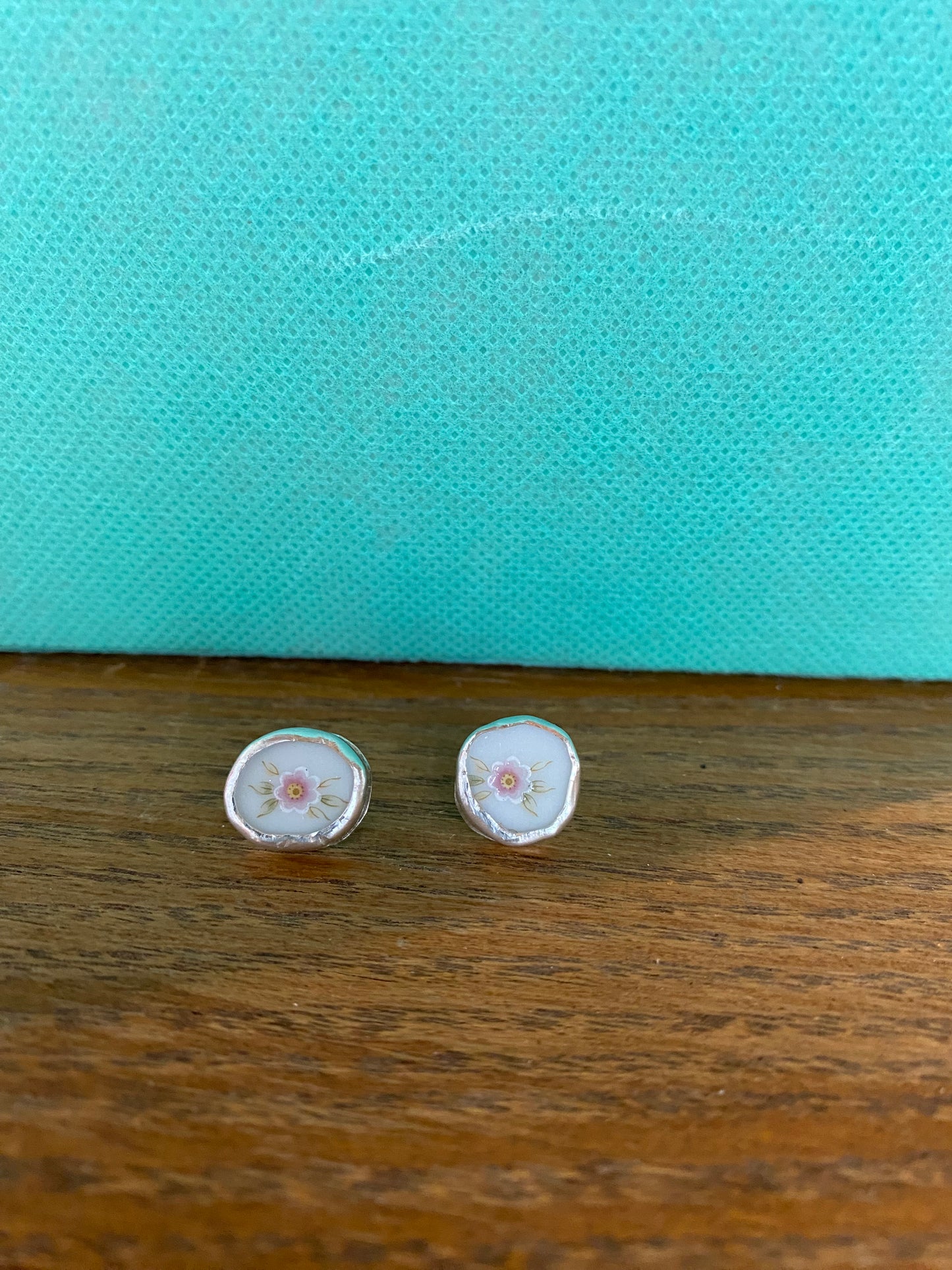 Plate piece earrings