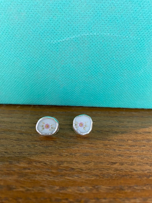 Plate piece earrings