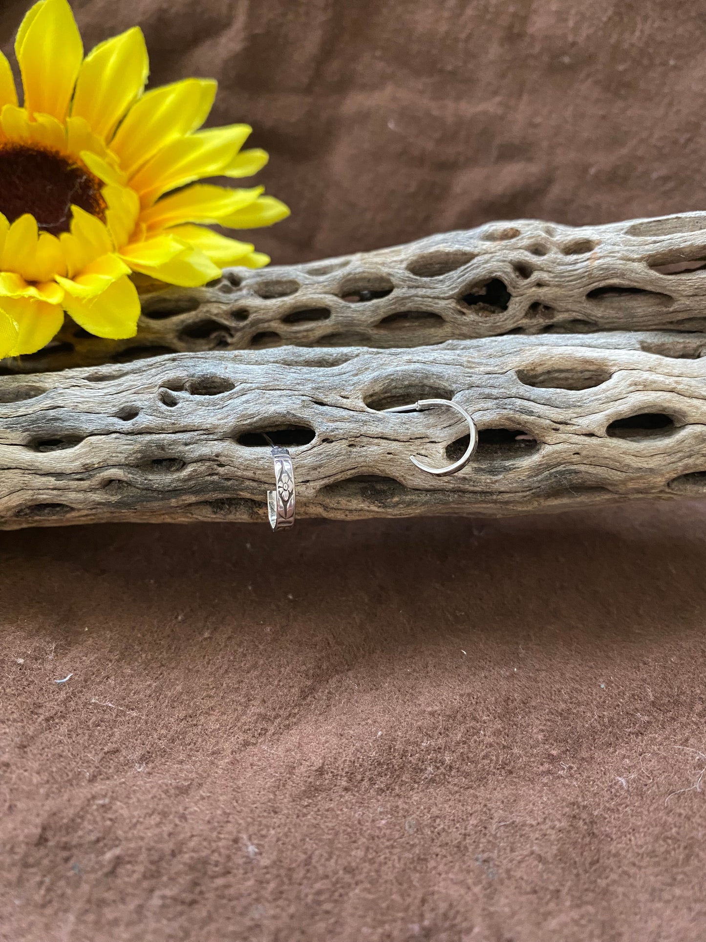 🌻sterling flower stud hoops