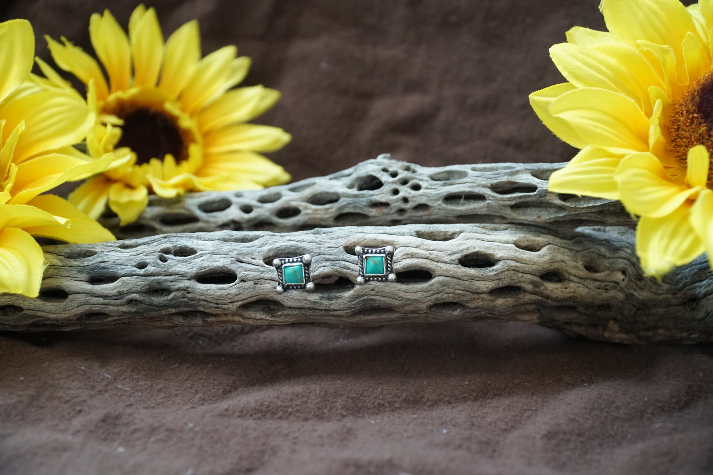 🌻Kingman square studs