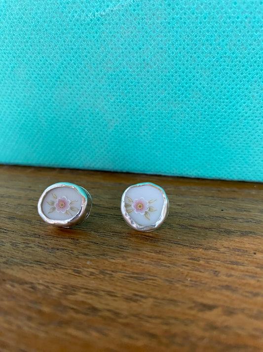 Plate piece earrings