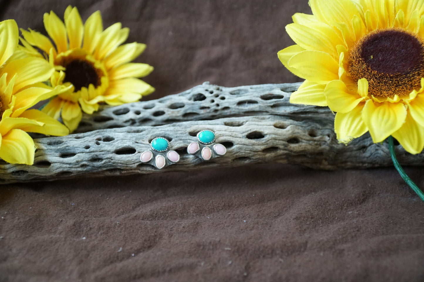 🌻sleeping beauty & pink conch studs