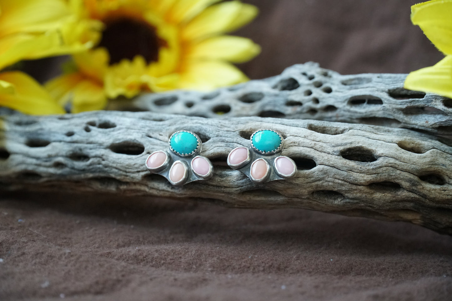 🌻sleeping beauty & pink conch studs