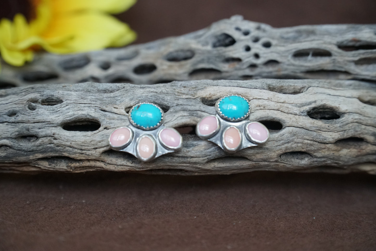 🌻sleeping beauty & pink conch studs