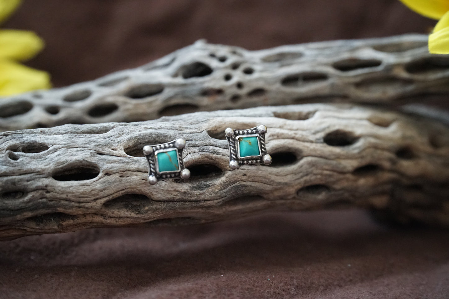 🌻Kingman square studs
