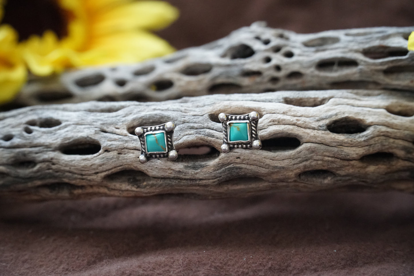 🌻Kingman square studs